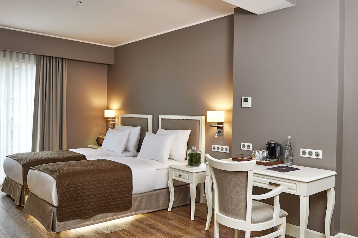 Peralatan tempat tidur premium, bar mini, peti besi dalam bilik, meja