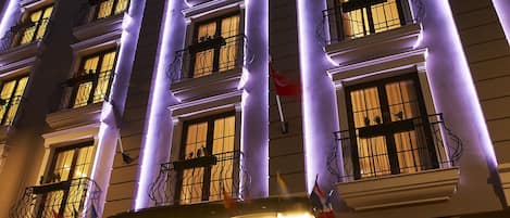 Façade de l’hébergement - soirée/nuit