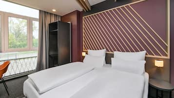 Desk, blackout drapes, soundproofing, free WiFi