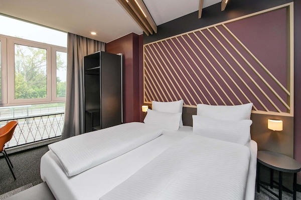 Escrivaninha, cortinas blackout, quartos à prova de som