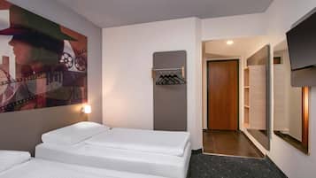 Twin Room | Desk, blackout drapes, soundproofing, free WiFi