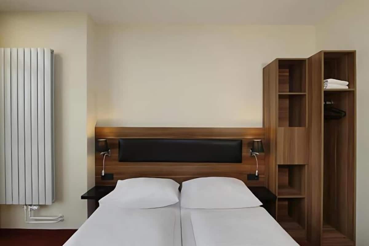 Escritorio, cortinas opacas, sistema de insonorización y wifi gratis