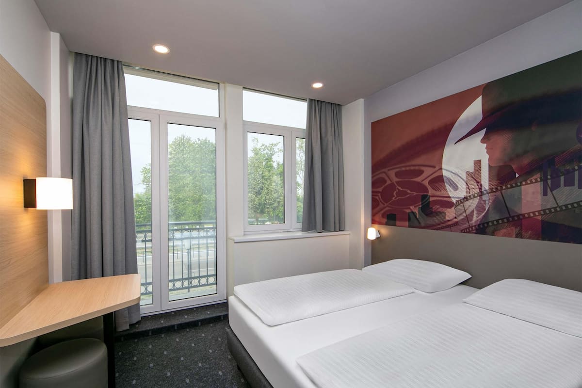 1 bedroom, desk, blackout drapes, soundproofing