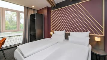 1 bedroom, desk, blackout curtains, soundproofing