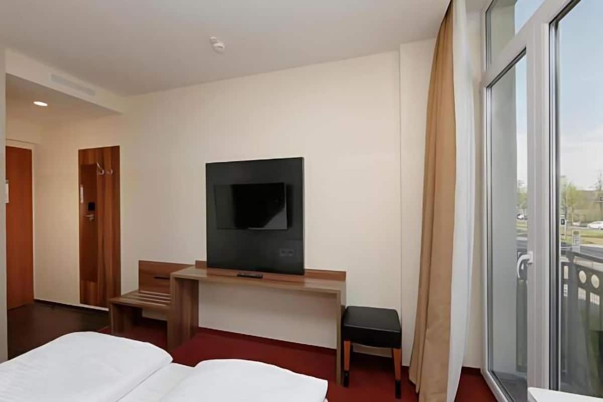 Escritorio, cortinas opacas, sistema de insonorización y wifi gratis