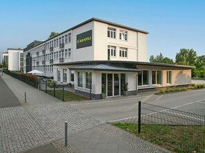 A B&B hotel with a modern design, featuring a prominent B&B logo on the facade. - B&B HOTEL Berlin-Adlershof (Berlin)