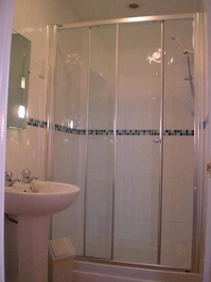 Shower, free toiletries, hair dryer - The Old Courthouse (Windermere)