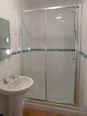 Shower, free toiletries, hair dryer - The Old Courthouse (Windermere)