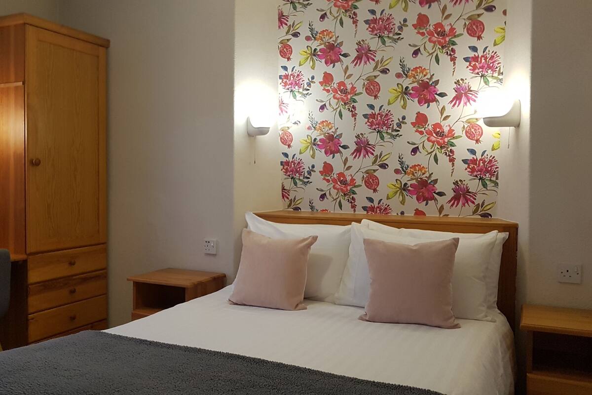 Habitación doble estándar de uso individual | Decoración personalizada y muebles diferentes