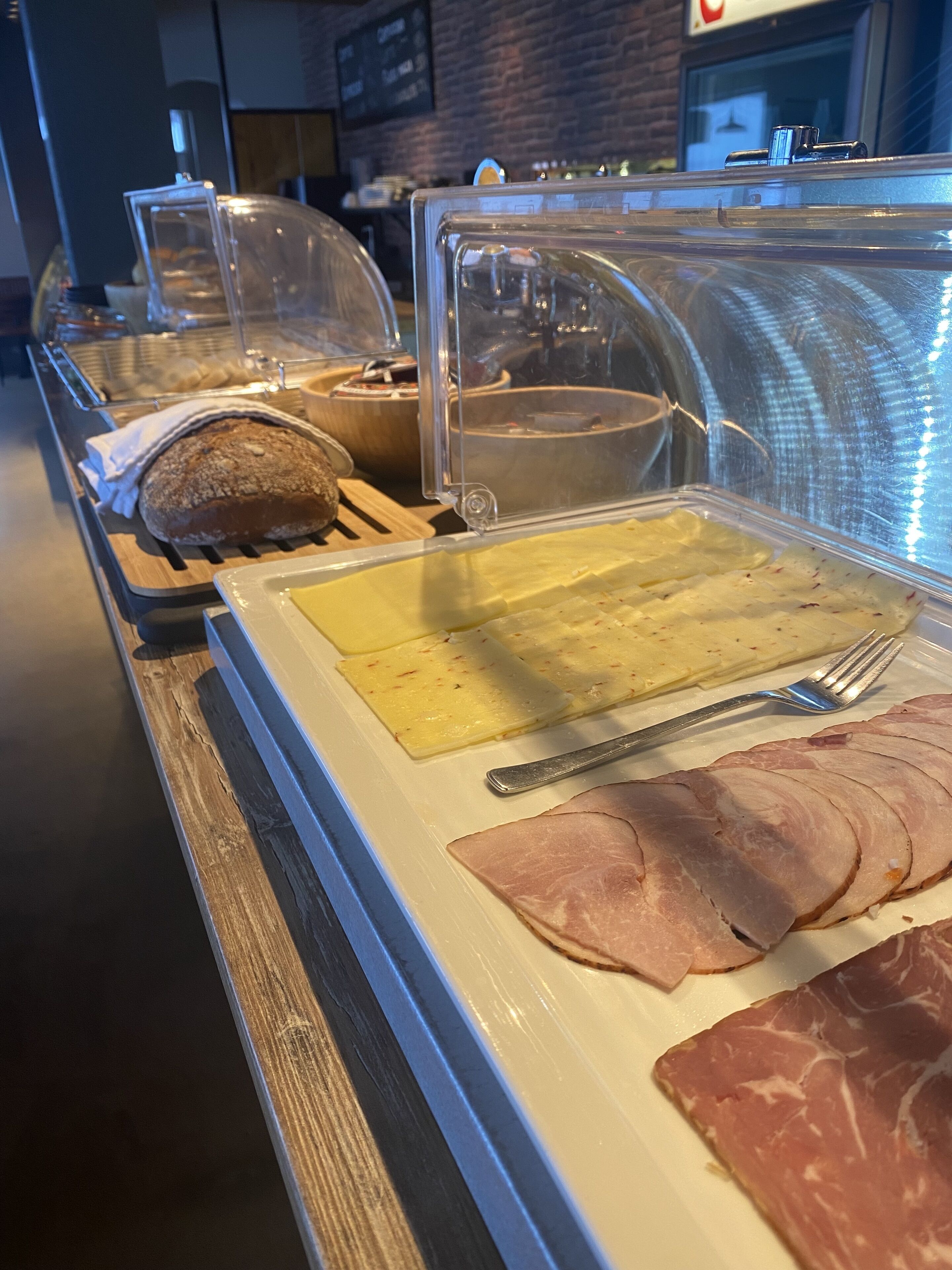 daily continental breakfast (isk 1900 per person)