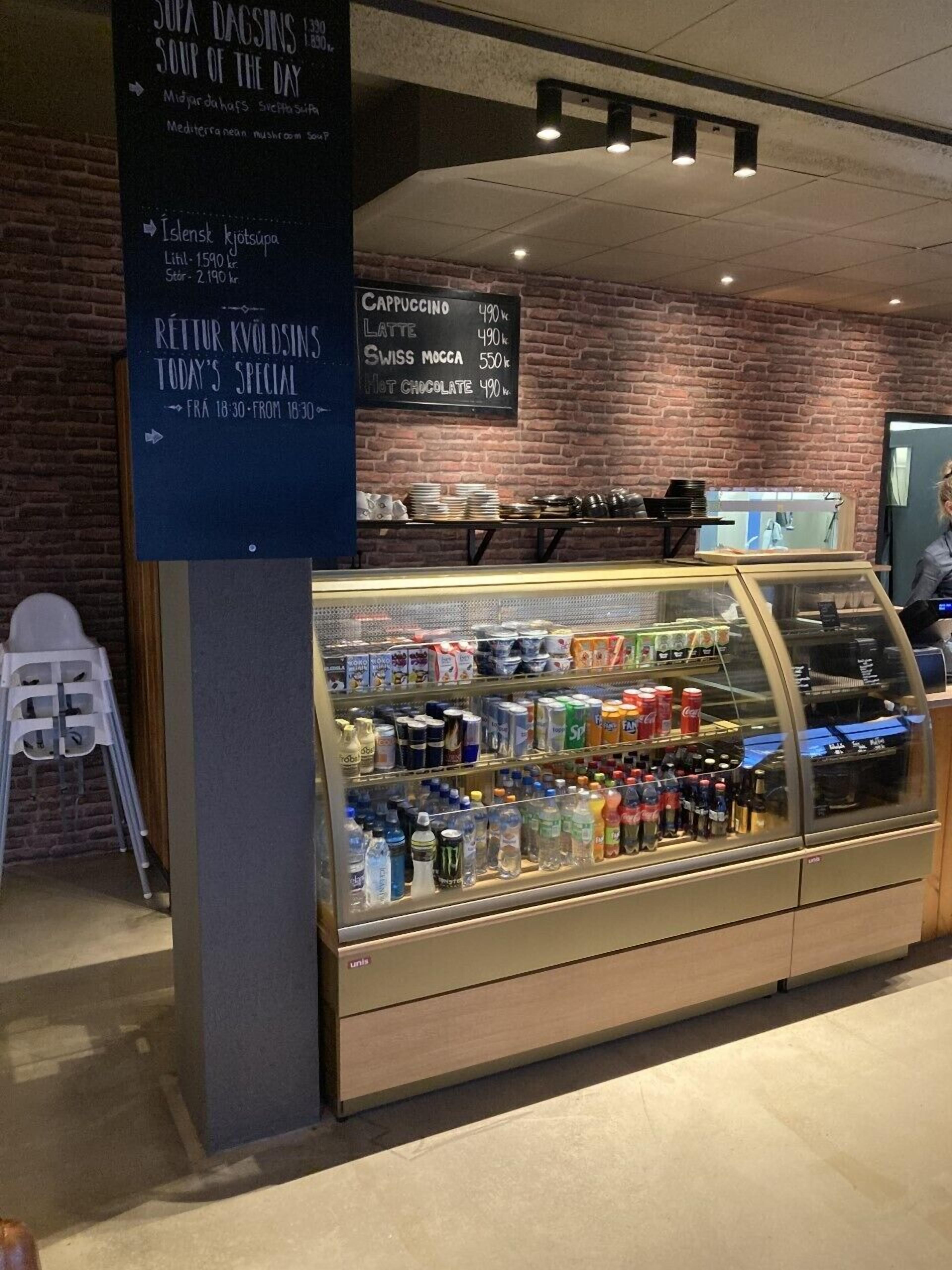 lunch and dinner served, international cuisine