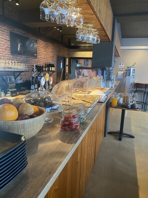 Petit déjeuner continental servi tous les jours en supplément