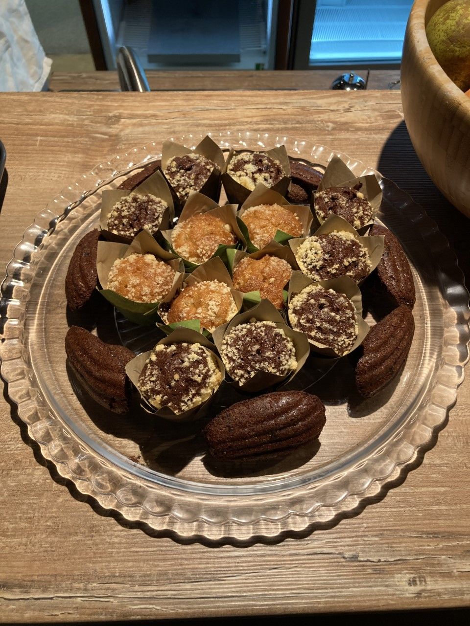 Une assiette remplie de diverses pâtisseries sur une table en bois.