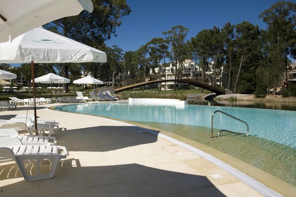 2 indoor pools, 4 outdoor pools, pool umbrellas