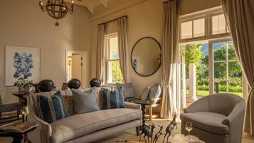 Protea House | Área de estar | TV de plasma 42 polegadas com canais digitais, TV, Netflix