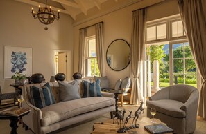 Protea House | Oppholdsområde | En 42-tommers plasma-TV med digitale kanaler samt TV og Netflix