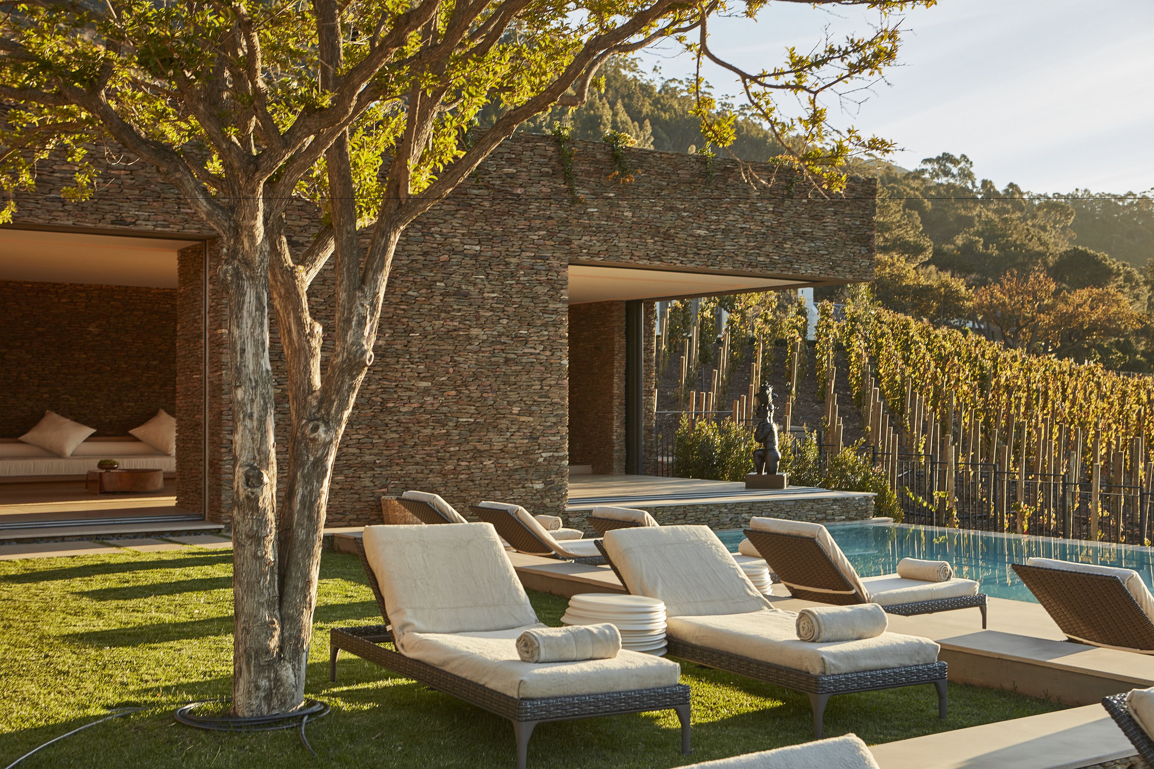 Alberca al aire libre, sombrillas en la alberca y camastros 