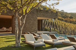 Piscine extérieure, parasols de plage, chaises longues