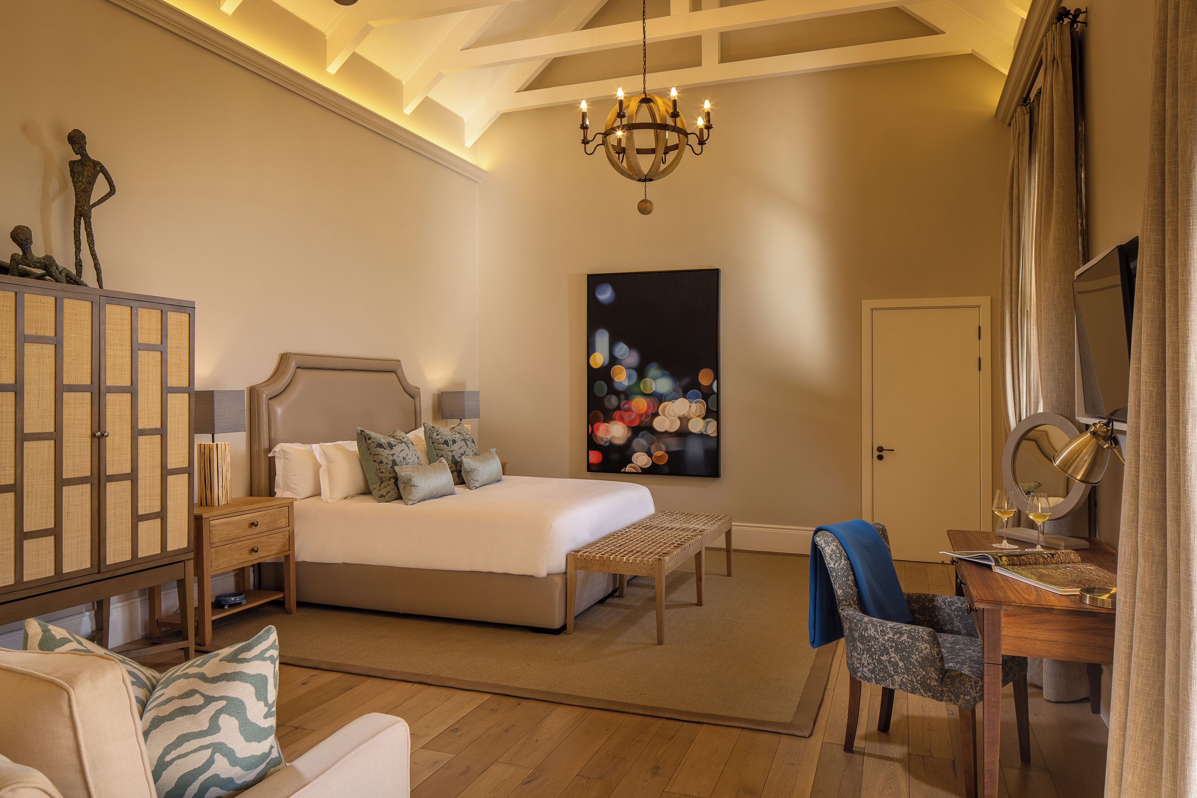 Premium bedding, free minibar, in-room safe, desk