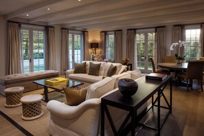 Cellar Cottage | Oppholdsområde | En 42-tommers plasma-TV med digitale kanaler samt TV og Netflix