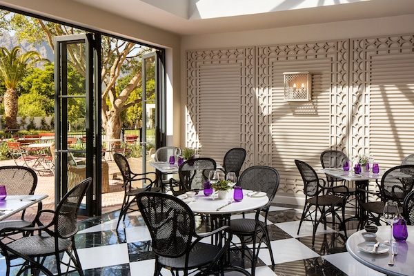 Breakfast, lunch and dinner served