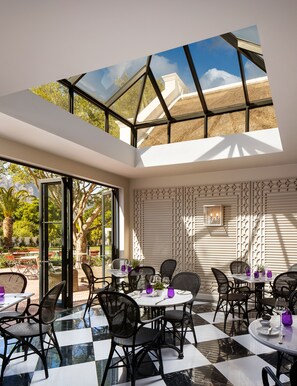 Petit déjeuner, déjeuner et dîner servis sur place