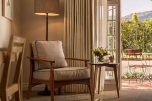 Habitación clásica, terraza | Ropa de cama de alta calidad y minibar (con algunos artículos gratuitos)