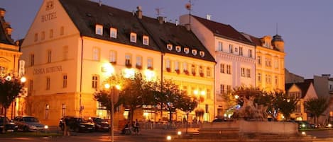 Un hotel de estilo arquitectónico europeo tradicional, con una entrada destacada y una escalera que conduce al edificio principal.