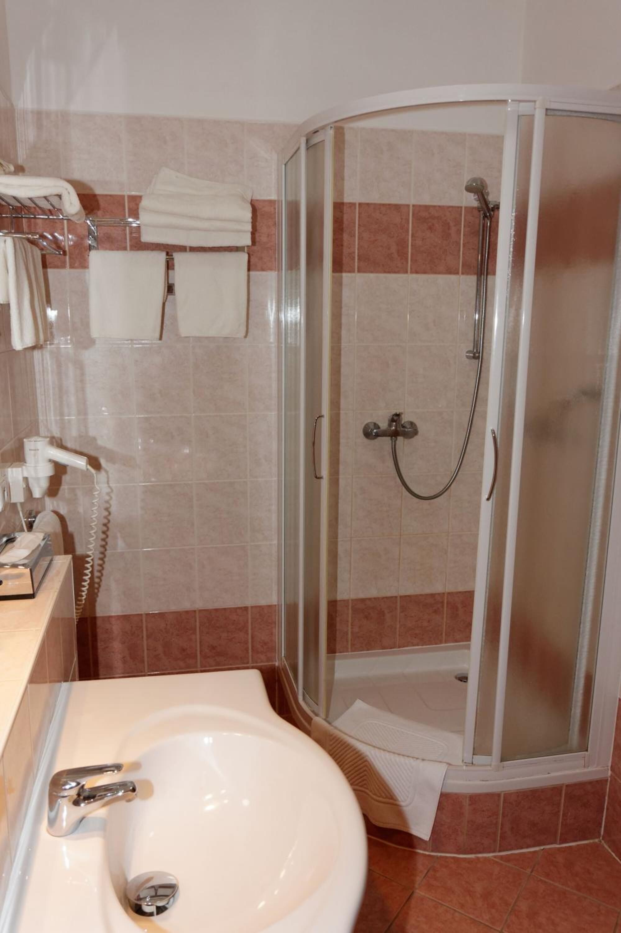 shower, free toiletries, hair dryer, towels