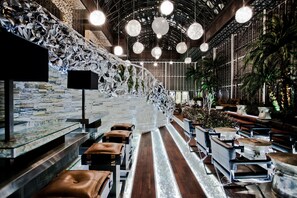 Cocktail bar, pool views, open daily - Royal Castle Design & SPA Hotel (Elenite)