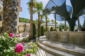 Poolside bar - Royal Castle Design & SPA Hotel (Elenite)