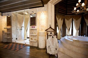 "Safari" Apartment, 1 Bedroom, Partial Sea View | Bathroom | Free toiletries, hair dryer, bathrobes, slippers
