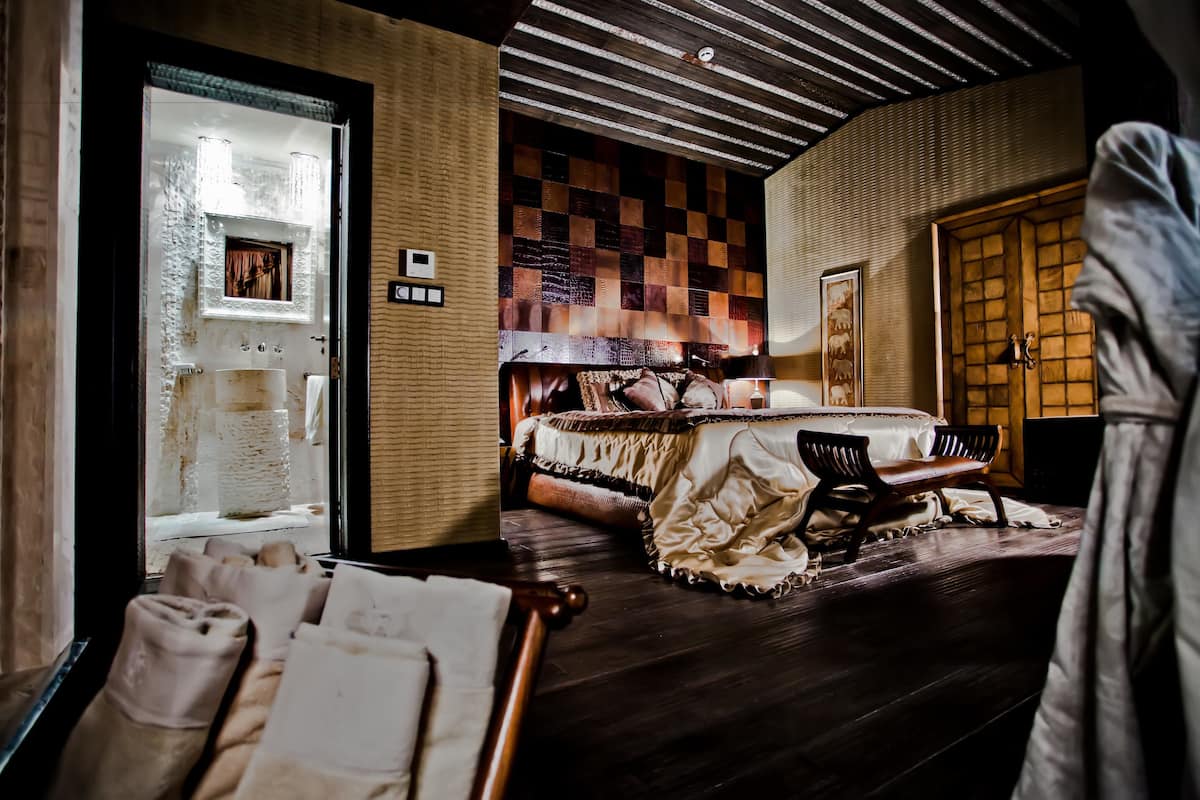 "Safari" Apartment, 1 Bedroom, Partial Sea View | Minibar, in-room safe, desk, blackout drapes