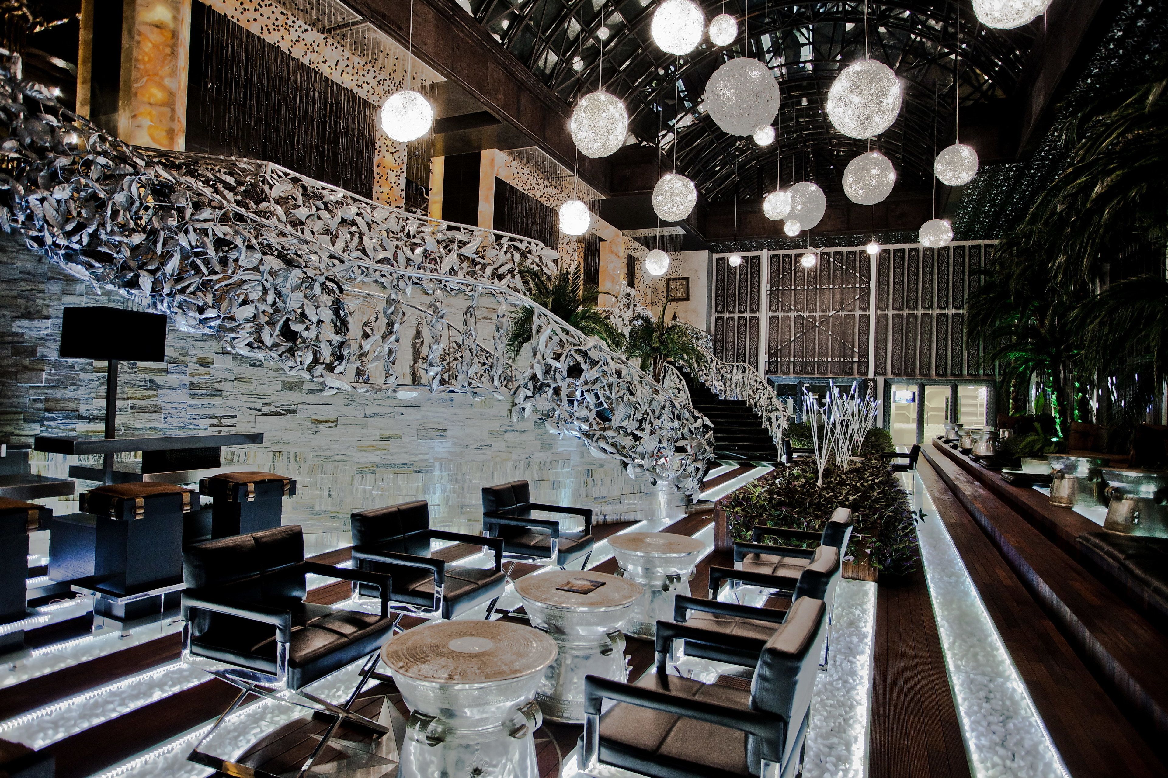 Cocktail bar, pool views, open daily