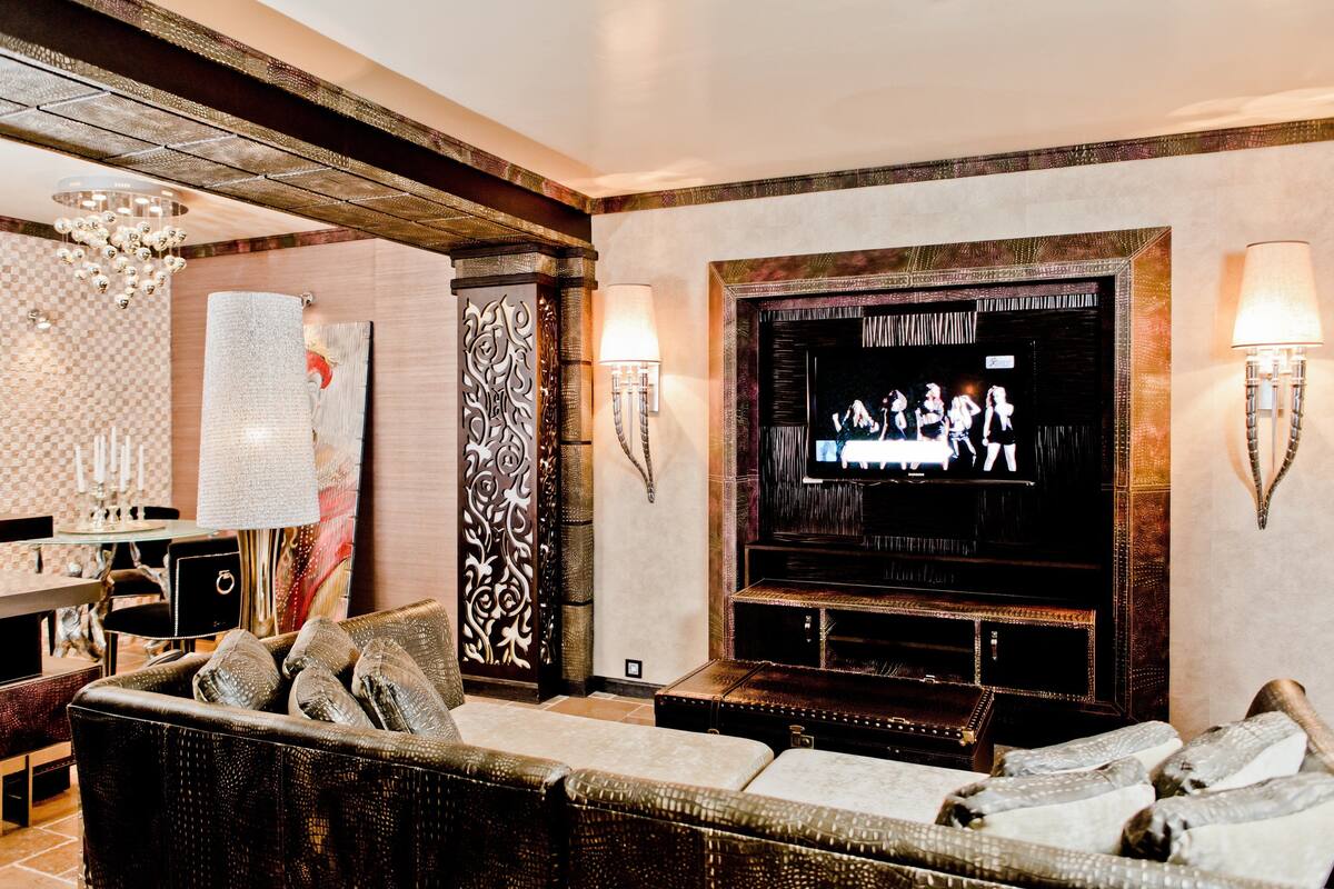 Deluxe Studio, Balcony, Partial Sea View | Living area | Plasma TV