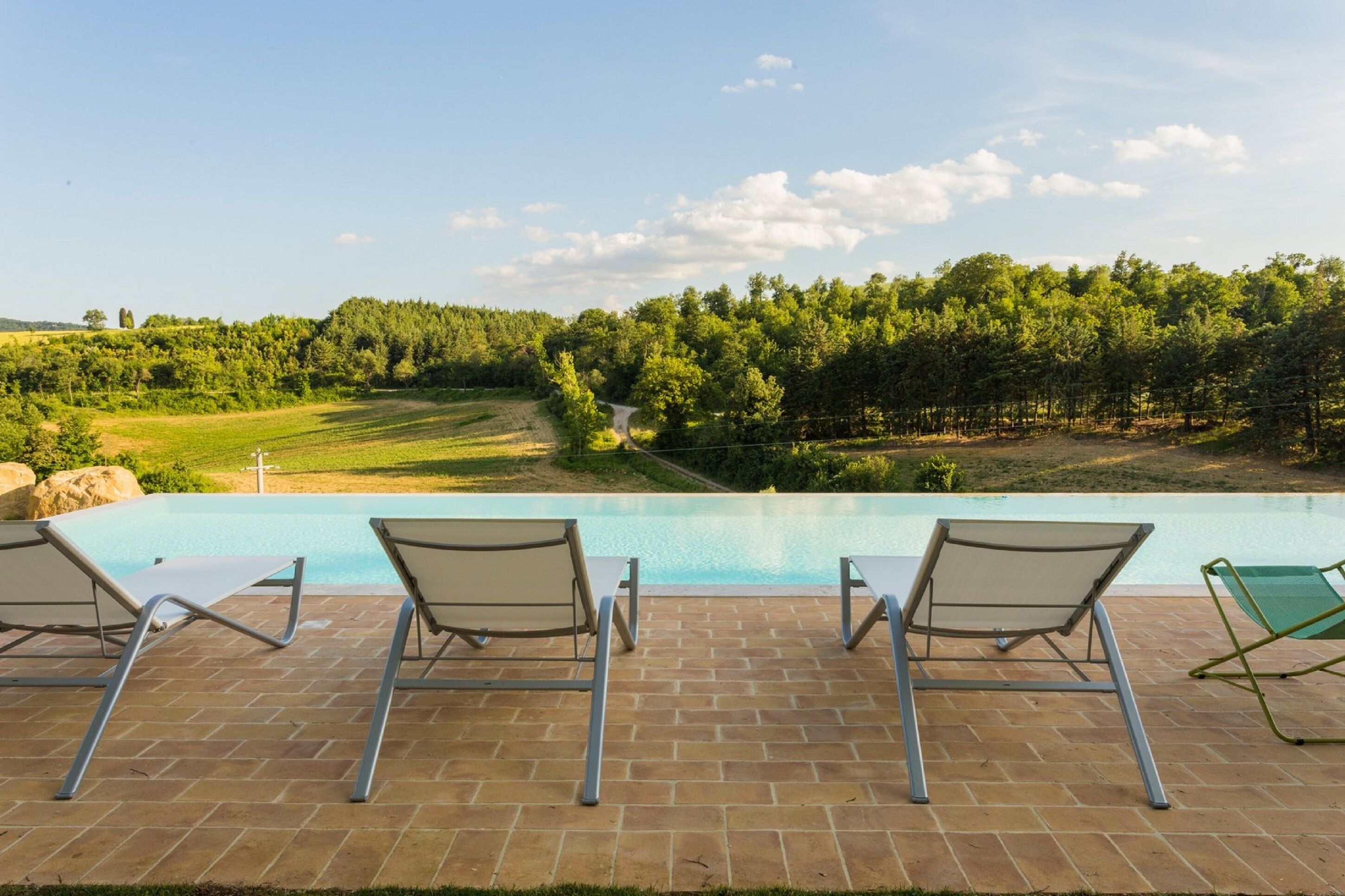 Piscine extérieure (ouverte en saison), parasols de plage