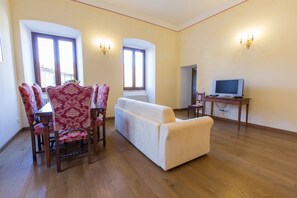 Huoneisto, 2 makuuhuonetta (Corte) | Oleskelualue | Taulutelevisio