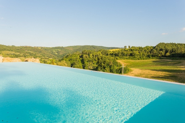 Piscina externa sazonal, funciona das 7h às 19h, guarda-sóis