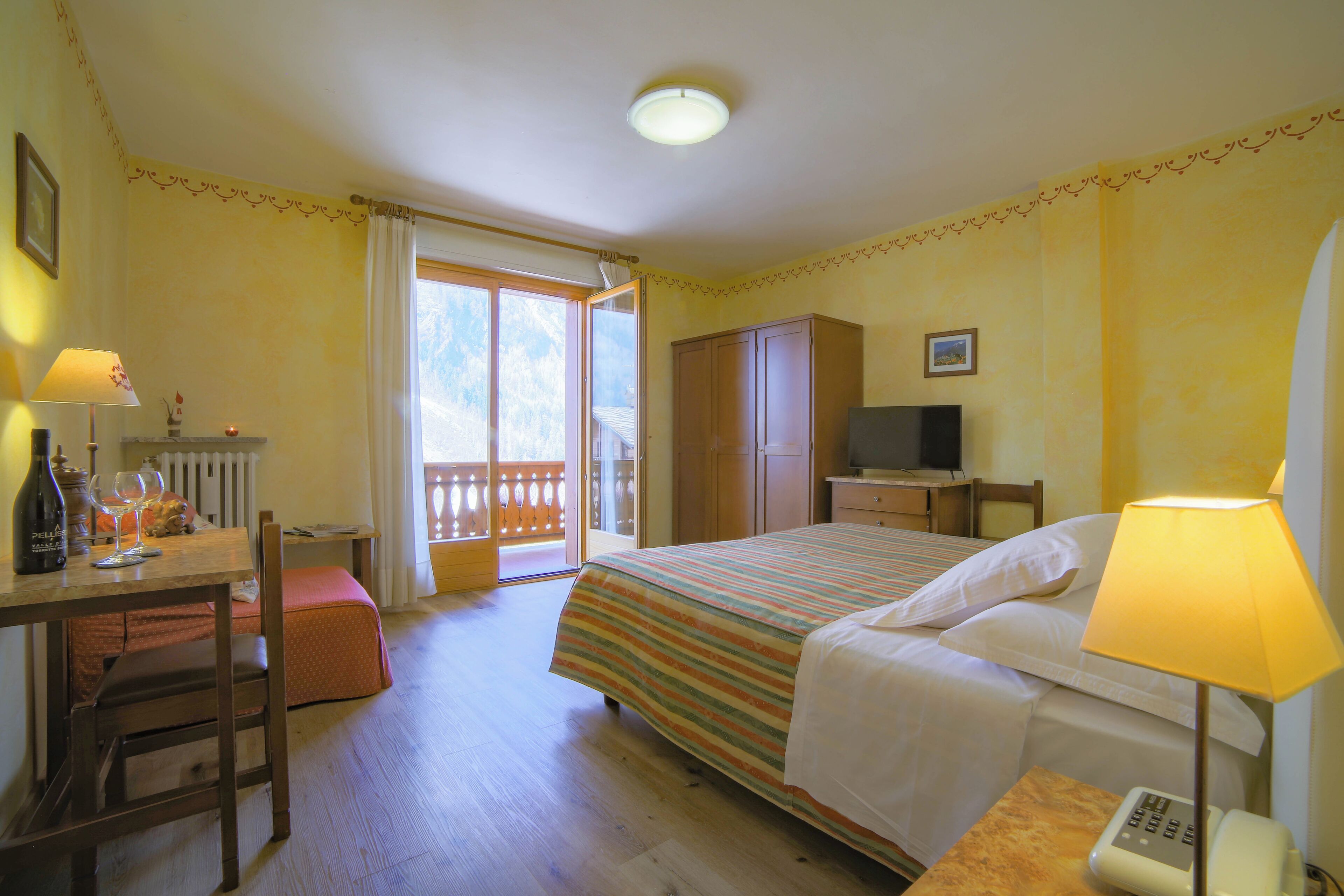 Dobbeltrom, fjellutsikt | Skrivebord og wi-fi (inkludert)