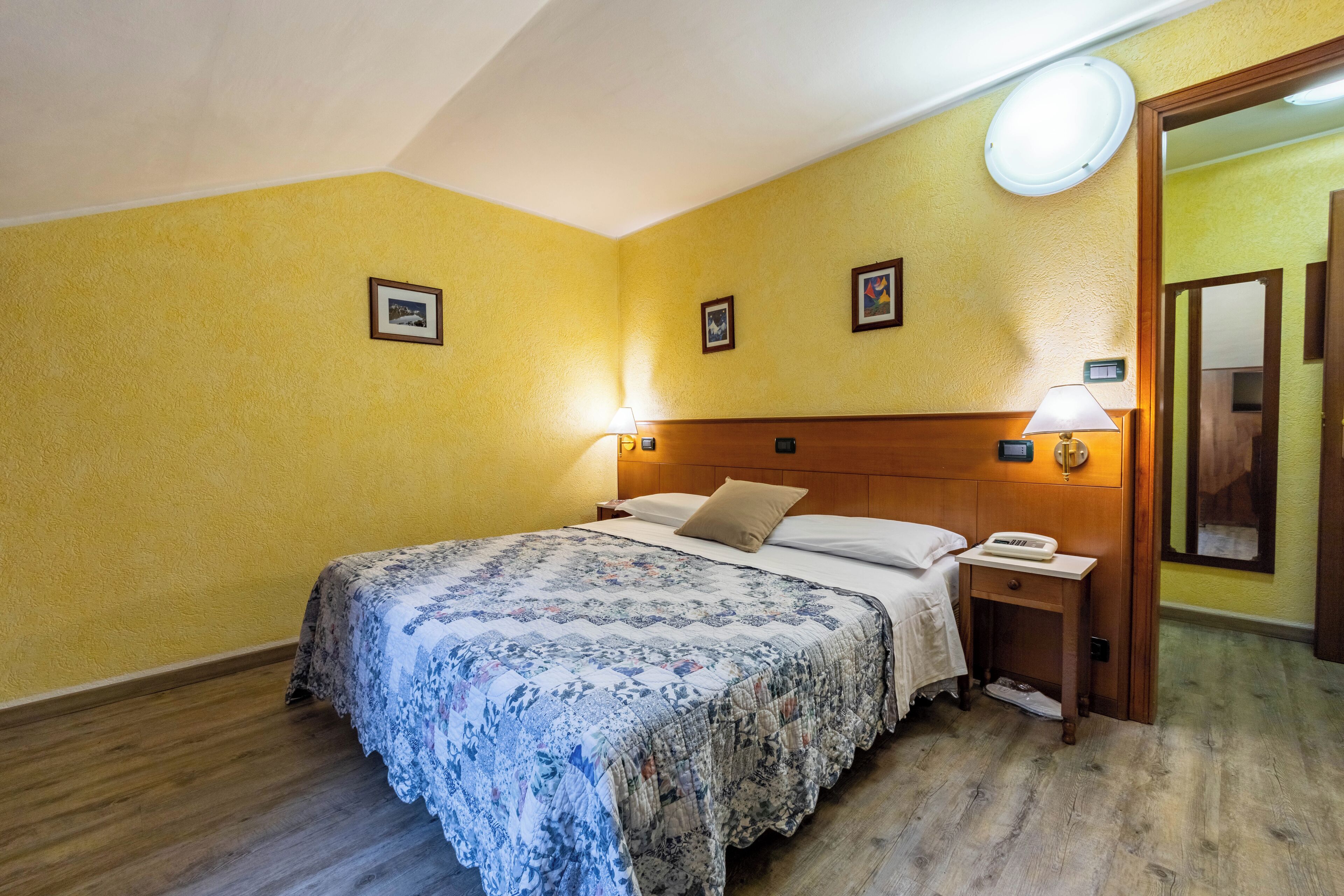 Dobbelt- eller tomannsrom – basic | Skrivebord og wi-fi (inkludert)