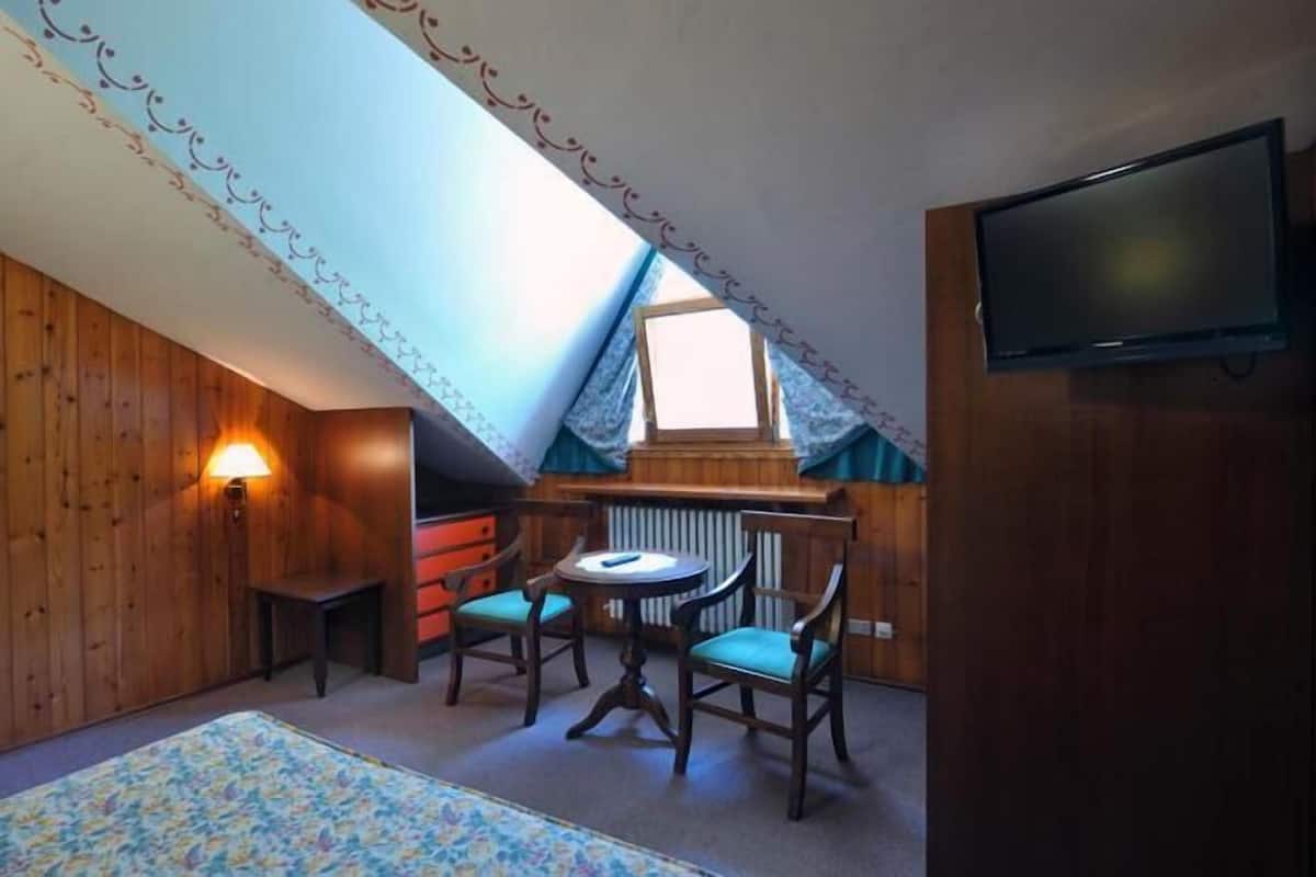 Quarto triplo | Escrivaninha, Wi-Fi de cortesia