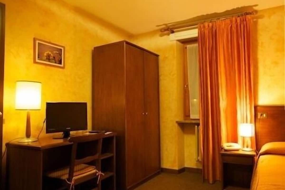 Quarto solteiro | Escrivaninha, Wi-Fi de cortesia
