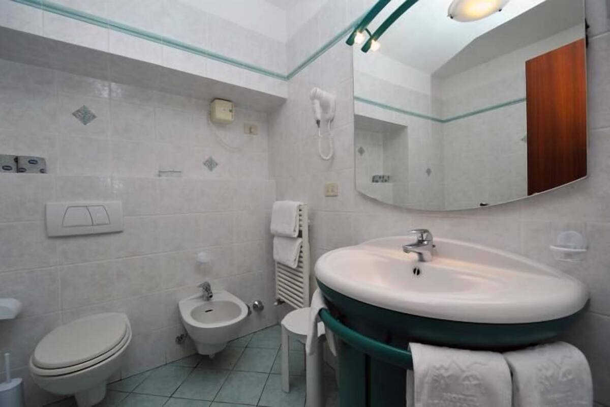 free toiletries, towels