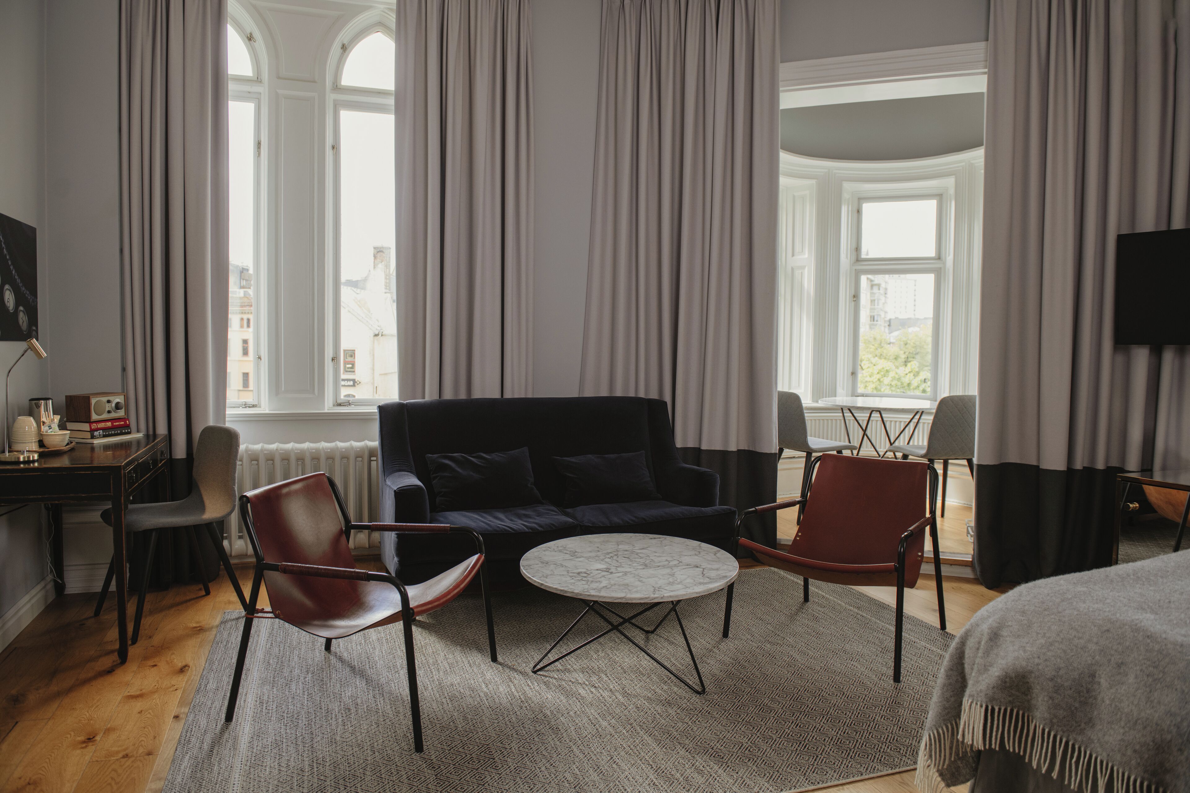 Dobbeltrom – deluxe | Skrivebord, blendingsgardiner, barnesenger og sengetøy