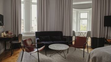 Dobbeltrom – deluxe | Skrivebord, blendingsgardiner, barnesenger og sengetøy