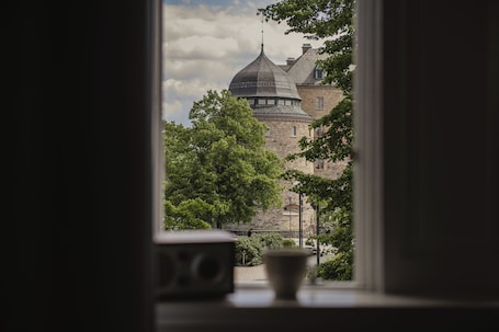 Escritorio, cortinas blackout, cunas y ropa de cama . Home Hotel Borgen