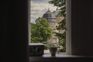 Suite, 1 Double Bed, Non Smoking | Desk, blackout drapes, cribs/infant beds, bed sheets