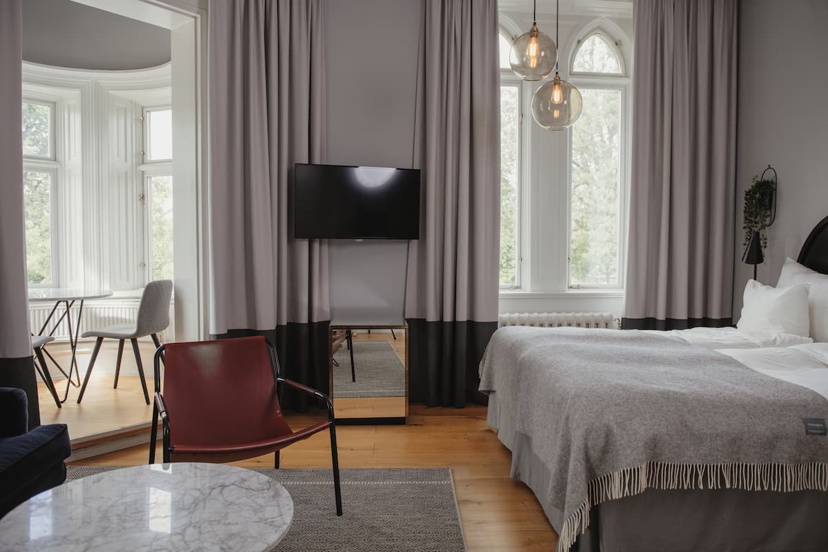 1 bedroom, desk, blackout curtains, cots/infant beds
