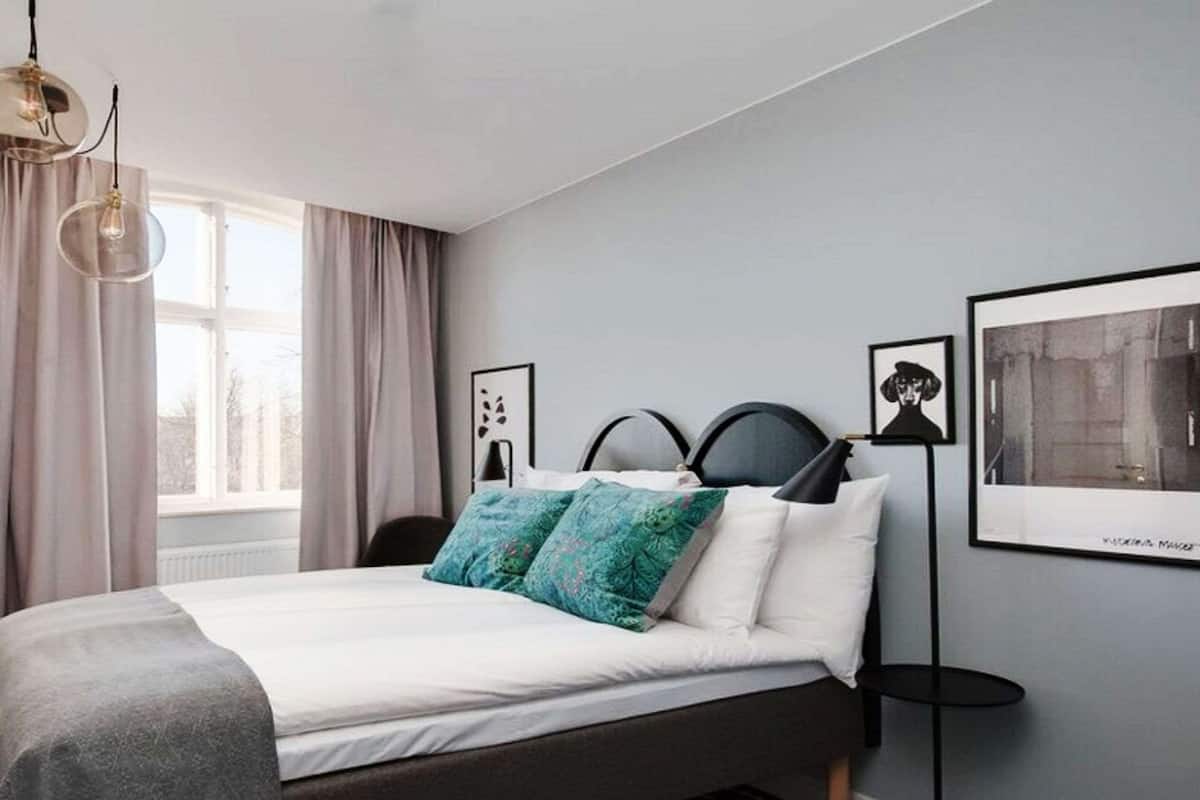 Tweepersoonskamer (Compact) | 1 slaapkamer, een bureau, verduisterende gordijnen, babybedden