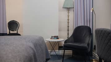 1 bedroom, desk, blackout curtains, cots/infant beds